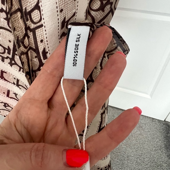 Elegant Brown and Cream Patterned Scarf - Picture 3 of 4